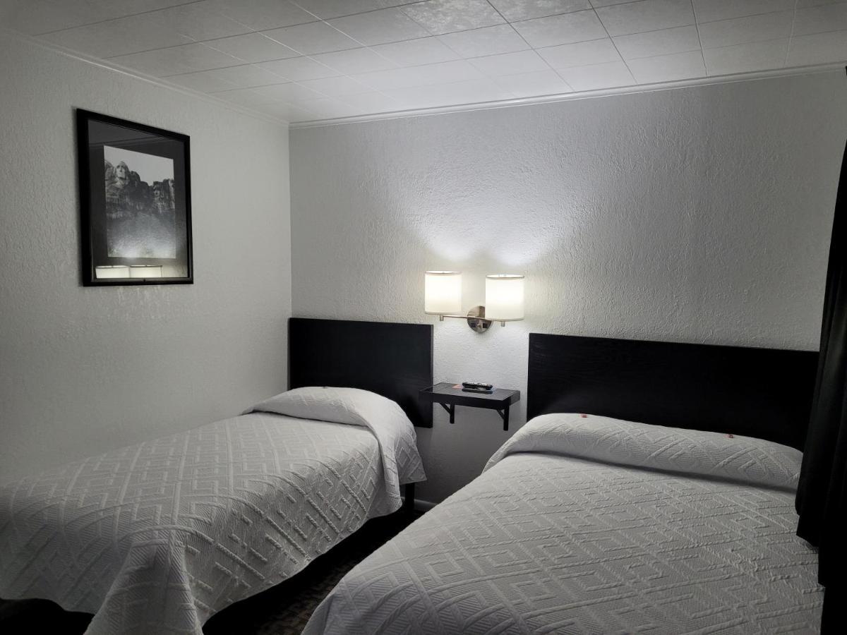 Rocket Motel Къстър Екстериор снимка