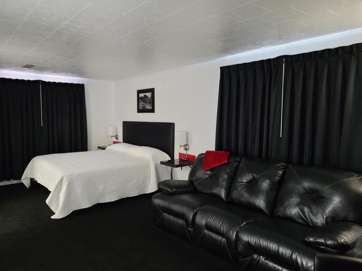 Rocket Motel Къстър Екстериор снимка