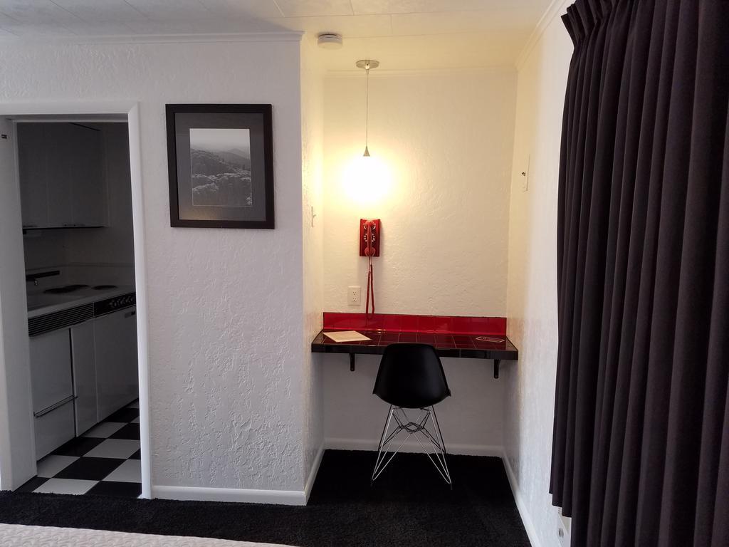Rocket Motel Къстър Екстериор снимка